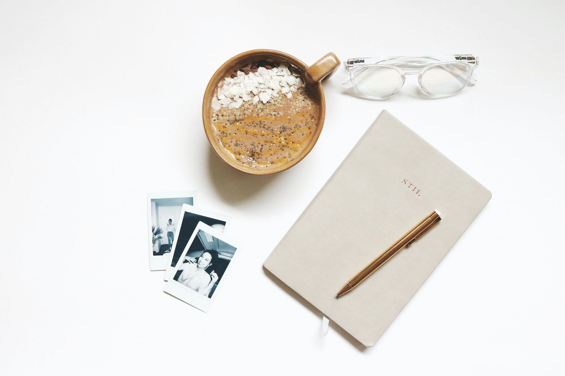 Maintaining a food journal is helpful. (Image via Pexels / Madison Inouye)